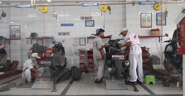 Petugas AHASS saat memberikan pelayanan service sepeda motor Honda milik konsumen.