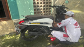 Seorang mekanik dari jaringan bengkel resmi Astra Motor Sriwijaya saat melakukan pemeriksaan serta perbaikan motor Honda Genio milik konsumen.
