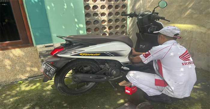 Seorang mekanik dari jaringan bengkel resmi Astra Motor Sriwijaya saat melakukan pemeriksaan serta perbaikan motor Honda Genio milik konsumen.