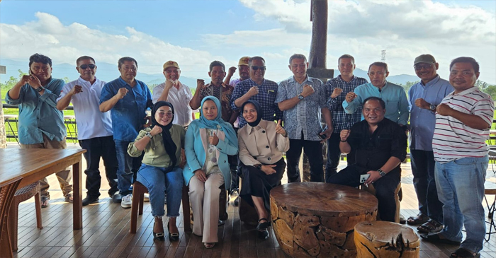 Pose Bersama