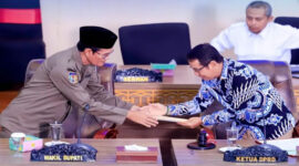 Wakil Bupati Lombok Tengah, Dr HM Nursiah, S.Sos., M.Si (kiri) saat menghadiri Rapat Paripurna DPRD Lombok Tengah.
