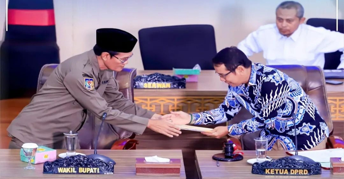 Wakil Bupati Lombok Tengah, Dr HM Nursiah, S.Sos., M.Si (kiri) saat menghadiri Rapat Paripurna DPRD Lombok Tengah.