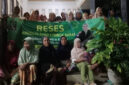 Pose bersama di sela-sela kegiatan reses anggota DPRD Lombok Barat, Hj Rapi'ah.