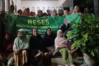 Pose bersama di sela-sela kegiatan reses anggota DPRD Lombok Barat, Hj Rapi'ah.