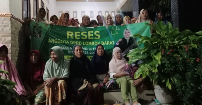 Pose bersama di sela-sela kegiatan reses anggota DPRD Lombok Barat, Hj Rapi'ah.