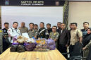 Kasat Pol PP NTB, Dr H Fathul Gani, M.Si pose bersama jajaran dan rokok ilegal hasil operasi perdana di wilayah Kecamatan Kayangan dan Bayan, Kabupaten Lombok Utara.