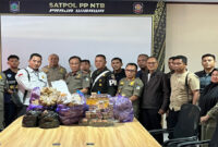Kasat Pol PP NTB, Dr H Fathul Gani, M.Si pose bersama jajaran dan rokok ilegal hasil operasi perdana di wilayah Kecamatan Kayangan dan Bayan, Kabupaten Lombok Utara.