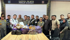 Kasat Pol PP NTB, Dr H Fathul Gani, M.Si pose bersama jajaran dan rokok ilegal hasil operasi perdana di wilayah Kecamatan Kayangan dan Bayan, Kabupaten Lombok Utara.