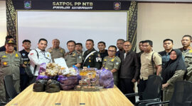 Kasat Pol PP NTB, Dr H Fathul Gani, M.Si pose bersama jajaran dan rokok ilegal hasil operasi perdana di wilayah Kecamatan Kayangan dan Bayan, Kabupaten Lombok Utara.