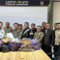 Kasat Pol PP NTB, Dr H Fathul Gani, M.Si pose bersama jajaran dan rokok ilegal hasil operasi perdana di wilayah Kecamatan Kayangan dan Bayan, Kabupaten Lombok Utara.