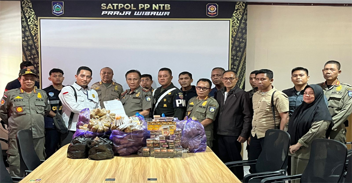 Kasat Pol PP NTB, Dr H Fathul Gani, M.Si pose bersama jajaran dan rokok ilegal hasil operasi perdana di wilayah Kecamatan Kayangan dan Bayan, Kabupaten Lombok Utara.