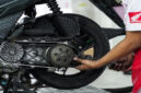Petugas AHASS saat memeriksa seal kruk as motor milik konsumen.