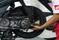 Petugas AHASS saat memeriksa seal kruk as motor milik konsumen.
