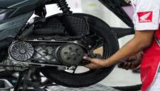 Petugas AHASS saat memeriksa seal kruk as motor milik konsumen.