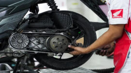 Petugas AHASS saat memeriksa seal kruk as motor milik konsumen.