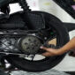 Petugas AHASS saat memeriksa seal kruk as motor milik konsumen.