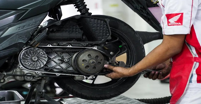 Petugas AHASS saat memeriksa seal kruk as motor milik konsumen.