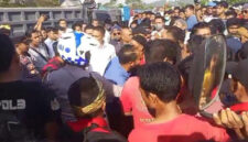 Ratusan sopir truk dari berbagai jenis dan ukuran saat memblokade ruas jalan di Bundaran Giri Menang Squer (GMS), Patung Sapi Mendagi, Desa Beleke, Kecamatan Gerung, Lombok Barat, Senin (23/6/2025). 