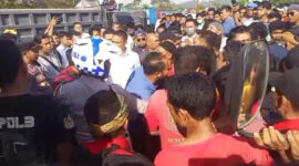 Ratusan sopir truk dari berbagai jenis dan ukuran saat memblokade ruas jalan di Bundaran Giri Menang Squer (GMS), Patung Sapi Mendagi, Desa Beleke, Kecamatan Gerung, Lombok Barat, Senin (23/6/2025). 
