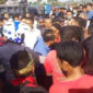 Ratusan sopir truk dari berbagai jenis dan ukuran saat memblokade ruas jalan di Bundaran Giri Menang Squer (GMS), Patung Sapi Mendagi, Desa Beleke, Kecamatan Gerung, Lombok Barat, Senin (23/6/2025). 