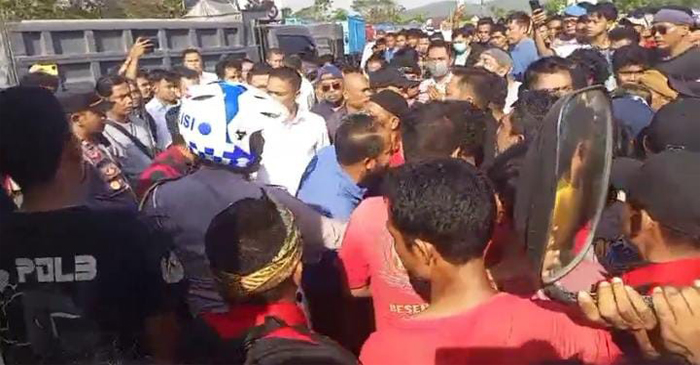 Ratusan sopir truk dari berbagai jenis dan ukuran saat memblokade ruas jalan di Bundaran Giri Menang Squer (GMS), Patung Sapi Mendagi, Desa Beleke, Kecamatan Gerung, Lombok Barat, Senin (23/6/2025). 