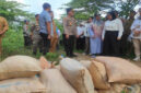 Wabup Lombok Barat, Hj Nurul Adha saat mendampingi Wakil Kepala I BP Taskin, Nanik Sudaryati Deyang meninjau langsung lokasi tambang rakyat di Pelangan Mekaki, Kecamatan Sekotong, Lombok Barat.
