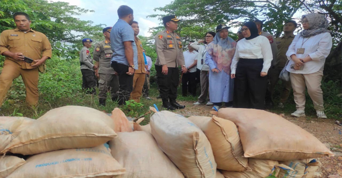 Wabup Lombok Barat, Hj Nurul Adha saat mendampingi Wakil Kepala I BP Taskin, Nanik Sudaryati Deyang meninjau langsung lokasi tambang rakyat di Pelangan Mekaki, Kecamatan Sekotong, Lombok Barat.
