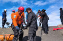 Tim SAR gabungan saat mengevakuasi jenazah wisatawan Brasil di Jurang Rinjani dengan kedalaman 600 meter.