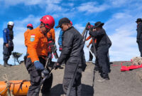 Tim SAR gabungan saat mengevakuasi jenazah wisatawan Brasil di Jurang Rinjani dengan kedalaman 600 meter.