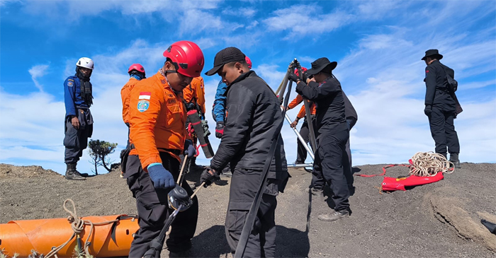 Tim SAR gabungan saat mengevakuasi jenazah wisatawan Brasil di Jurang Rinjani dengan kedalaman 600 meter.