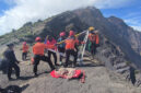 Tim SAR gabungan saat mencari jatuhnya wisatawan Brasil di Danau Segara Anak di sekitar titik Cemara Nunggal, Gunung Rinjani. 