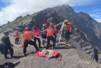 Tim SAR gabungan saat mencari jatuhnya wisatawan Brasil di Danau Segara Anak di sekitar titik Cemara Nunggal, Gunung Rinjani. 