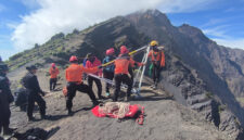 Tim SAR gabungan saat mencari jatuhnya wisatawan Brasil di Danau Segara Anak di sekitar titik Cemara Nunggal, Gunung Rinjani. 