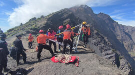 Tim SAR gabungan saat mencari jatuhnya wisatawan Brasil di Danau Segara Anak di sekitar titik Cemara Nunggal, Gunung Rinjani. 