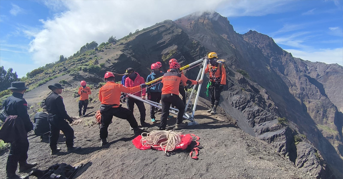 Tim SAR gabungan saat mencari jatuhnya wisatawan Brasil di Danau Segara Anak di sekitar titik Cemara Nunggal, Gunung Rinjani. 