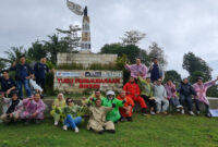 Para peserta touring saat mampir atau istirahat di Tugu Persaudaraan Bikers di Bukit Mekaki Sekotong, Lombok Barat. 