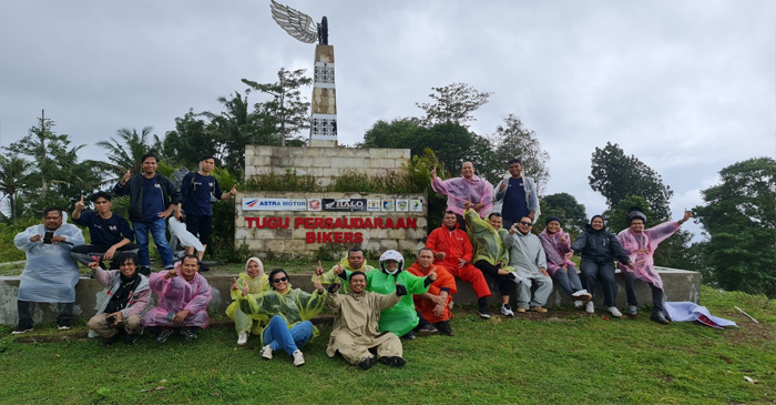 Para peserta touring saat mampir atau istirahat di Tugu Persaudaraan Bikers di Bukit Mekaki Sekotong, Lombok Barat. 