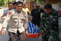 Jasad wisatawan asal Australia, David Robert (71) saat dievakuasi pihak kepolisian dan TNI.