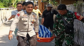 Jasad wisatawan asal Australia, David Robert (71) saat dievakuasi pihak kepolisian dan TNI.