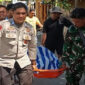 Jasad wisatawan asal Australia, David Robert (71) saat dievakuasi pihak kepolisian dan TNI.
