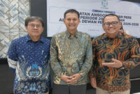 Ketua Komisi Penelitian, Ratifikasi, dan Pendataan Dewan Pers, Yogi Hadi Ismanto, MH (tengah).