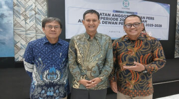 Ketua Komisi Penelitian, Ratifikasi, dan Pendataan Dewan Pers, Yogi Hadi Ismanto, MH (tengah).
