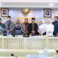 BAP DPD RI pose bersama usai RDP dengan Kementerian ESDM RI, Kementerian ATR/BPN RI, dan Kementerian BUMN RI, di Kantor DPD RI, Kompleks Parlemen Senayan, Jakarta, Senin (14/7/2025).