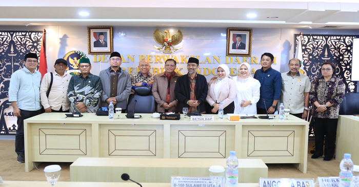 BAP DPD RI pose bersama usai RDP dengan Kementerian ESDM RI, Kementerian ATR/BPN RI, dan Kementerian BUMN RI, di Kantor DPD RI, Kompleks Parlemen Senayan, Jakarta, Senin (14/7/2025).