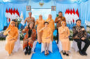 Suasana pose bersama usai menggelar acara HUT ke-6 DWP Setjen DPD RI, di Lobi DPD RI, Kompleks Parlemen Senayan, Jakarta, Kamis (24/7/2025).