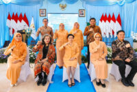 Suasana pose bersama usai menggelar acara HUT ke-6 DWP Setjen DPD RI, di Lobi DPD RI, Kompleks Parlemen Senayan, Jakarta, Kamis (24/7/2025).