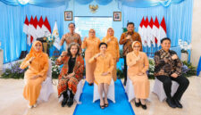 Suasana pose bersama usai menggelar acara HUT ke-6 DWP Setjen DPD RI, di Lobi DPD RI, Kompleks Parlemen Senayan, Jakarta, Kamis (24/7/2025).