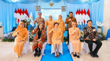Suasana pose bersama usai menggelar acara HUT ke-6 DWP Setjen DPD RI, di Lobi DPD RI, Kompleks Parlemen Senayan, Jakarta, Kamis (24/7/2025).