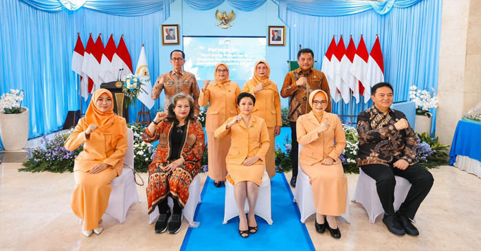 Suasana pose bersama usai menggelar acara HUT ke-6 DWP Setjen DPD RI, di Lobi DPD RI, Kompleks Parlemen Senayan, Jakarta, Kamis (24/7/2025).