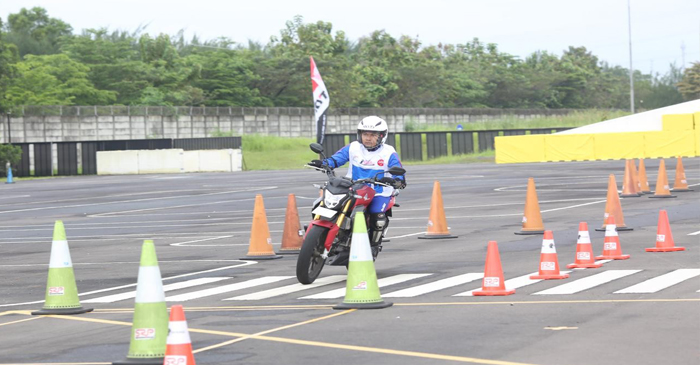 Salah satu teknik yang sering digunakan oleh pengendara sepeda motor bertransmisi manual adalah engine brake.